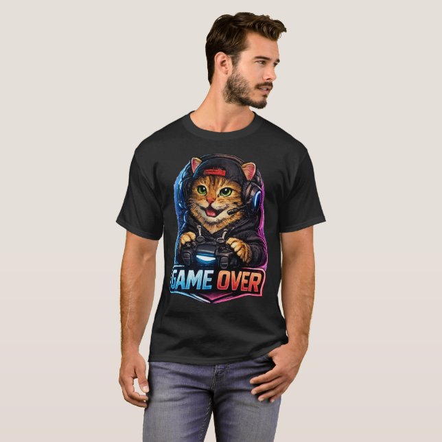 GAME OVER Cat T-Shirt – Neon Gaming Cat Controller (Frente Completa)