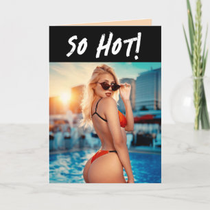 GAROTA BIKINI ENGRAÇADA SOBRE O CARTÃO DE ANIVERSÁ