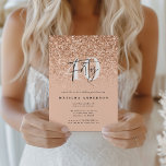 Garota-brilho aniversário de 40 anos moderna<br><div class="desc">40º convite de aniversário de efeito de faísca de pêssego cor-de-rosa. Texto de script moderno monocromático design. Parte de uma coleção.</div>