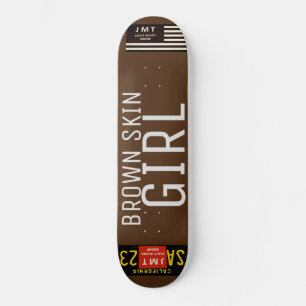 GAROTA DE PELE MARROM Skateboard