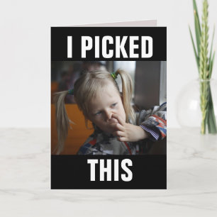 GAROTA ESCOLHENDO CARTÕES DE ANIVERSÁRIO GRANDES