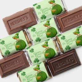 Garota Escolhendo Dia de São Patrício de Shamrocks