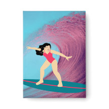 Garota surfando no pôr do sol.