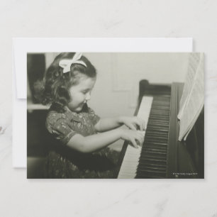 Garota tocando piano