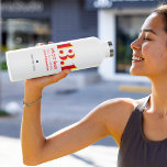 Garrafa 13.1 Texto vermelho escuro a meio da maratona em e<br><div class="desc">Esta garrafa d'água, com um ousado 13, 1 em várias unidades, é um presente divertido para os corredores. Mais do que outra garrafa de água, ela pode ser personalizada com seu nome ou tempo de corrida. É uma recordação excelente do seu poder de alcançar 13, 1 milhas e mais além....</div>