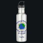Garrafa A fisioterapia faz o mundo ir circularmente<br><div class="desc">A pinta faz o mundo ir em volta da garrafa do bebendo com seu texto feito sob encomenda na parte inferior. Um presente bonito da fisioterapia para seu fisioterapeuta favorito. Caracteriza um grupo de pessoas que guardara as mãos em torno da terra azul e verde do planeta. Vindo junto fazer...</div>