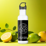 Garrafa Adicione seu logotipo corporativo moderno minimali<br><div class="desc">Perfeito para uma festa ou apresentação de escritório, essas garrafas de logotipo são simples em design. Você pode alterar a cor de fundo para corresponder à cor que coordena com o logotipo da sua empresa. As linhas extras podem ser usadas para informações de contato da empresa ou para um local...</div>