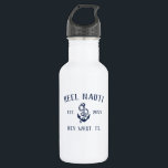 Garrafa Âncora náutica russa | Nome da Embarcação Personal<br><div class="desc">Adicione um toque personalizado legal ao seu barco de pesca,  veleiro,  iate ou barco doméstico com esta garrafa de água personalizada. O design náutico clássico apresenta o nome do barco,  o ano estabelecido e o registro do navio em letras azuis marinhos rústicas com uma ilustração de âncora.</div>
