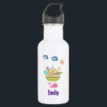 Garrafa Arca Animal do Zoológico de Cute Personalizada<br><div class="desc">Uma garrafa de água personalizada. Projetado com uma ilustração fofa no estilo de berçário com uma arca cheia de animais selvagens e uma borboleta voando sobre si e uma baleia amigável jorrando água abaixo. Algumas nuvens azuis flutuam por aqui.</div>