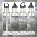 Garrafa Arco-íris em Cinzas do céu nuvens de tempestade<br><div class="desc">Seu nome personalizado ou texto será destacado contra um céu tempestuoso de cinzas nesta garrafa d'água. Um promissor arco-íris brilha através de uma pausa nas nuvens de cinzas numa paisagem celestial naturalmente bela. Carregar de arco-íris com você onde quer que você vá com sua água com esta elegante e dramática...</div>