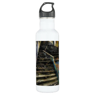 Garrafa Arte Urbana em Escadas Abandonadas