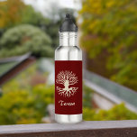 Garrafa Árvore da Vida do Monograma Elegante em Borgonha<br><div class="desc">Esta design apresenta uma árvore bege cremosa, com raízes profundas, silenciada contra fundo burgundy. O seu nome ou as suas iniciais são apresentados em seguida num script de cor creme. A árvore e o seu monograma aparecem em ambos os lados do produto. A árvore da vida é um arquétipo em...</div>