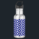Garrafa Azul e Prata Meander<br><div class="desc">Esse padrão geométrico azul e branco em negrito é um design ornamental original. Ângulos brancos em torno de diamantes azuis escuros contendo diamantes brancos. Os ziguezags azuis vibrantes proporcionam uma separação sutil entre os caminhos de enrolamento. Imagem criada digitalmente. Copyright © 2013 Claire E. Skinner. Todos os direitos reservados.</div>