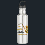 Garrafa Banda Personalizada do Jogador Saxofone Dourado<br><div class="desc">Este moderno segundo grau de ouro marchando garrafa d'água banda apresenta o nome do estudante e banda sob o instrumento saxofone. Personalize os membros de bandas de concerto,  som eólico ou sintonia,  ou o seu diretor,  para obter um presente de manutenção da graduação do excelente.</div>