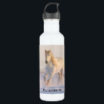 Garrafa Belo Cavalo Branco Correndo na Neve<br><div class="desc">Uma garrafa de água personalizada com uma fotografia de um lindo cavalo branco. Atravessando um campo coberto de neve. Majestosa e bonita.</div>