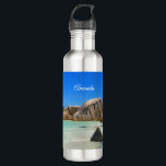 Garrafa Belo Mar Tropical com a costa coberta de rocha<br><div class="desc">Uma garrafa de água com uma fotografia de uma praia azul-oceânica turquesa com rochas grandes espalhadas ao longo da costa. Local tropical brilhante e ensolarado.</div>