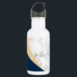 Garrafa bloco de cor azul de pêssego branco elegante<br><div class="desc">Na moda,  triângulos geométricos modernos e abstrato,  design de blocos coloridos com blocos de cor dourados,  mármore,  azul marinho e cor de pêssego claro.</div>