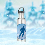 Garrafa Blue Snowski Personalizado<br><div class="desc">Um círculo delimitado em azul escuro mostra uma imagem de um esquiador de neve azul-silhueta com fundo de neve azul e branco. Seu texto personalizado está em azul correspondente na parte inferior esquerda da imagem. Perfeito para o entusiasta do esqui! *O Clip art usado neste design é protegido por direitos...</div>