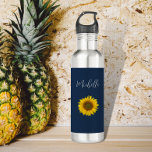 Garrafa Boho Girassol Marinho Azul Simples<br><div class="desc">Boho Sunflower personalizou garrafa d'água,  com um simples design floral sobre fundo azul Marinho. Com a inscrição personalizável de script,  você pode adicionar seu próprio nome. Excelente para adicionar um toque de na moda à sua bebida favorita.</div>