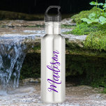 Garrafa Bonito Purple Seu Nome Script Manuscrito Personali<br><div class="desc">Uma garrafa de água monográfica roxa bonito personalizada para uma rapariga ou cara que adora presentes simples e escritos à mão. Belo roteiro cursivo ao lado da sua garrafa soletrando seu nome em tipografia fofa.</div>
