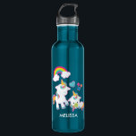 Garrafa Brancos e Bonitos Unicórnios Mágica e Bebê<br><div class="desc">Garrafa de água personalizada com um unicórnio branco de mamã com rico colorido e cauda. Um unicórnio bebê deitado ao seu lado, com um pacificador verde na boca. Um arco-íris colorido com nuvens lisas, e algumas estrelas e corações decoram este doce e adorável design. Um contorno cor-de-rosa em negrito ao...</div>