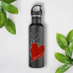 Garrafa Bulldog Francês Personalizado e Bonito com Coração<br><div class="desc">A design é composta por um desenho de um bonito buldogue francês segurando-o num coração vermelho. Um único presente de garrafa de água para amantes de cães franceses para o Dia do Namorados e muito mais!</div>
