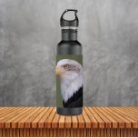 Garrafa Cabeça de Águia Bald Americana<br><div class="desc">Acaba a sede enquanto se desloca com esta garrafa de água de aço inoxidável,  que mostra a foto de uma cabeça madura de águia-careca. Selecione a cor da garrafa de água.</div>