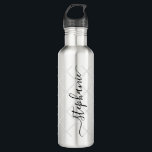 Garrafa Caligrafia personalizada esportes Nome Stainless S<br><div class="desc">Garrafa de água negra,  cinza e aço inoxidável prateado personalizada de aço inoxidável preto com nome monograma em uma letra elegante e fofa de escrita caligráfica com um padrão sutil de rede,  perfeito para qualquer esporte de rede feminino como basquete,  voleibol,  lacrosse,  tênis,  piquete,  hóquei e muito mais.</div>