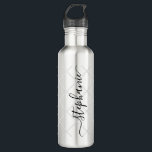 Garrafa Caligrafia personalizada esportes Nome Stainless S<br><div class="desc">Garrafa de água negra,  cinza e aço inoxidável prateado personalizada de aço inoxidável preto com nome monograma em uma letra elegante e fofa de escrita caligráfica com um padrão sutil de rede,  perfeito para qualquer esporte de rede feminino como basquete,  voleibol,  lacrosse,  tênis,  piquete,  hóquei e muito mais.</div>