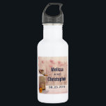 Garrafa Casamento De Rústico Leite Pode País<br><div class="desc">Uma garrafa de água comemorativa do casamento com um tema de país rústico. Uma lata velha de leite enferrujante com uma flor de laranja bonito ao lado. Trigo e flores cor-de-rosa desbotadas no fundo, colocadas sobre um painel de madeira esmaecido. Personalize com os nomes dos casais e a data do...</div>