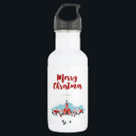 Garrafa Cena de inverno com Igreja Vermelha e Estrela de N<br><div class="desc">Uma garrafa de água com uma imagem digital de uma ilustração pintada de uma igreja vermelha e uma torre. Uma estrela de Natal brilhante brilhando. Famílias à frente chegando para uma igreja. A neve de inverno cobrir o chão e repousa em pinheiros fofos. Feliz de Natal escrito em uma fonte...</div>