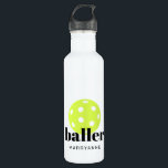 Garrafa Chamador de Pickleball Personalizado<br><div class="desc">Garrafa de água de picleball personalizada com um monograma de "picles baller" e nome personalizado ou texto em letra clássica e moderna de monograma. Presente de excelente para homens, mulheres, jovens ou meninos ou jogadores de picleball adolescente que gostam de um design ousado e elegante numa engraçada garrafa de água...</div>