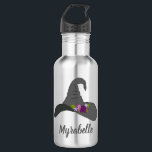Garrafa Chapéu da Bruxa Negra com Flores Personalizadas<br><div class="desc">Crie um presente personalizado com um olhar perverso e uma sensação de Dia das Bruxas. Essa garrafa d'água mostra um chapéu de bruxa em cinzas de carvão e preto decorado com flores em roxo,  magenta e lavanda. Está pronto para ser personalizado com um nome abaixo em letra de script.</div>