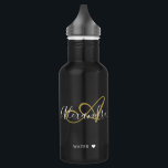 Garrafa Chic Black Elegant Monogramo Monograma Dourado Nom<br><div class="desc">Personalize seu lindo monograma preto-e-Dourado e elegante com nome de script e garrafa de água inicial; nunca mais perder! Se precisar de ajuda,  por favor,  avise-nos em belytaliarecipes@gmail.com,  e teremos todo o prazer em ajudá-lo. © Belytalia 2022</div>