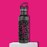 Garrafa Chic Hot Pink Name em Zebra Print<br><div class="desc">Uma garrafa de água na moda preta apresenta um padrão de listras de zebra pretas impressão com destaque para o seu nome em caracteres quicos cor-de-rosa quente impressos verticalmente na frente. Crie ou dê como presente.</div>
