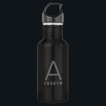 Garrafa Cinzas Negras Simples Personalizadas Modernas Mono<br><div class="desc">Nome Personalizado e Letra Inicial Garrafa de Água de Aço Inoxidável com um Monograma Personalizado em uma moderna e mínima fonte clássica sans serif para uma aparência simples, mas sofisticada e masculina. Mostradas em cinzas numa garrafa de água metálica preta, as cores e fontes do texto podem ser alteradas e...</div>