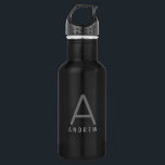 Garrafa Cinzas Negras Simples Personalizadas Modernas Mono<br><div class="desc">Nome Personalizado e Letra Inicial Garrafa de Água de Aço Inoxidável com um Monograma Personalizado em uma moderna e mínima fonte clássica sans serif para uma aparência simples, mas sofisticada e masculina. Mostradas em cinzas numa garrafa de água metálica preta, as cores e fontes do texto podem ser alteradas e...</div>