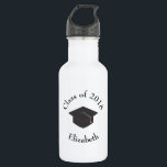 Garrafa Classe de Boné de formatura Preto de 20xx Personal<br><div class="desc">Garrafa de água personalizada concebida com um boné de formatura preto rodeado por um círculo branco semitransparente. Classe 20xx e um nome escrito em texto curvo. Moderno e na moda.</div>