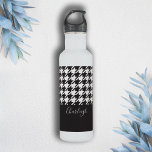 Garrafa Clássico, preto e branco moderno<br><div class="desc">Este design apresenta um padrão clássico de som branco e preto. Combinada com o seu próprio texto personalizado,  esta composição cria uma chic moderna e uma garrafa de água única.</div>