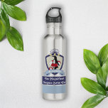 Garrafa Clube Personalizado de Nadação Crest Cute Penguin<br><div class="desc">O design do produto apresenta uma crista com um pinguim em pé com um tubo interior vermelho e branco e uma bola de praia. Esta ilustração adorável de animais selvagens com texto personalizado faz uma garrafa de água única e fofa para as crianças.</div>