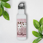 Garrafa Coelhinhos Bonitos Amigos Animais Rosa Meninos Ros<br><div class="desc">O design do produto apresenta um belo coelho e gatinho com flores cor-de-rosa. Este desenho animado bonito faz uma garrafa de água única e fofa com texto personalizado para crianças.</div>
