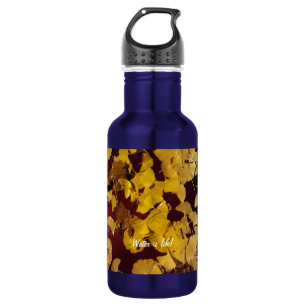 Garrafa com folhas amarelas e slogan de água