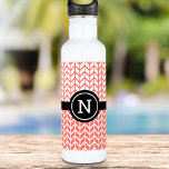 Garrafa Cor Branca Laranja Padrão Monograma Moderno Negrit<br><div class="desc">Adicione uma sensação de estilo ao seu trabalho com este coral ousado, chic, modesto e branco com uma garrafa de água preta e moderna com padrão de chevron. Personalize esta única garrafa de aço inoxidável com o seu monograma inicial. Um presente de excelente para um amigo especial, assim como você...</div>