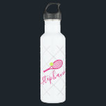 Garrafa Cor-de-rosa do nome personalizado do tênis<br><div class="desc">Garrafa de aço inoxidável preto,  rosa e branco,  personalizada,  com um monograma em tênis,  em letra elegante e fofa,  com um plano de fundo de rede sutil.</div>