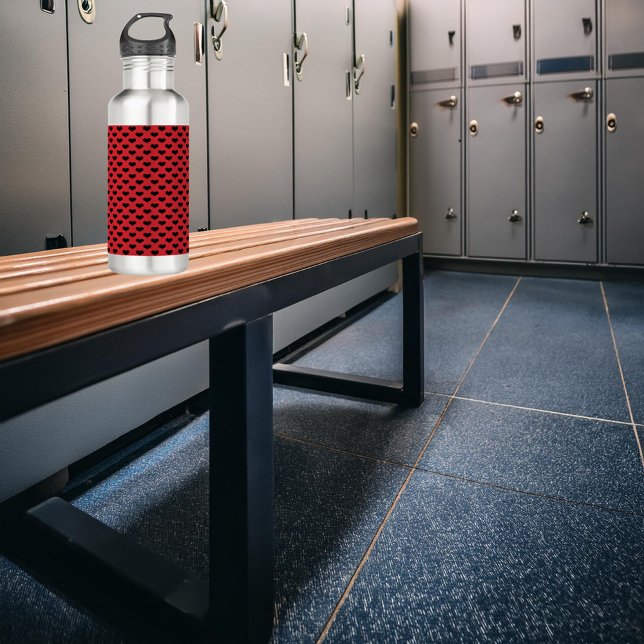 Garrafa Corações Pretos Padrão Fundo Vermelho (A water bottle with a pattern of black hearts on a red background.)