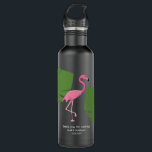 Garrafa Dama de casamento Flamingo rosa Preto Personalizad<br><div class="desc">Esta garrafa d'água apresenta minha ilustração rosa do flamingo e folhas tropicais. Personalize facilmente para seus convidados de casamento como parte da entrega do seu pântano para o casamento de destino. Um presente divertido e memorável com o qual você pode presentear seus convidados de casamento. Fundo preto.</div>