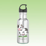Garrafa de água com uma vaca gira<br><div class="desc">Uma Garrafa d'água com uma vaca fofa na grama e um nome próprio personalizável. Leve-o com você durante sua sessão esportiva,  na escola ou no escritório!</div>