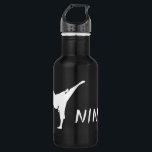 Garrafa de água conhecida personalizada dos<br><div class="desc">Garrafa de água personalizada dos esportes das artes marciais do presente do monograma. Cor metálica de aço dos stainles preto e branco. Ideia desportiva do presente para miúdos, professor, instrutor, instrutor, treinador, jogadores, companheiros da equipe e fãs de esportes. Design moderno da tipografia com nome feito sob encomenda, citações engraçadas,...</div>