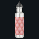 Garrafa de Água Tufada com Ouros Dourados rosa<br><div class="desc">Garrafas de água com luxo cor-de-rosa rosa cor-de-rosa rosa Dourada Diamante Tufted Gemstone Patterno Personalizável Gift - ou Adicione Seu Nome / Texto - Faça seu presente especial! Redimensionar e mover ou remover / adicionar texto / elementos com a ferramenta Personalização! Design por MIGNED! Por favor, veja meus outros projetos/designs...</div>