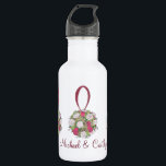 Garrafa de Buquê de Flor Personalizada<br><div class="desc">A garrafa d'água apresenta uma ilustração original de um bonito buquê de casamento de bola floral rosa. Perfeito para chá de panela, festa de noivado ou recepção de casamento! Simplesmente personalize com suas informações. O Designer está disponível para criar e carregar designs personalizados para corresponder às cores e temas do...</div>